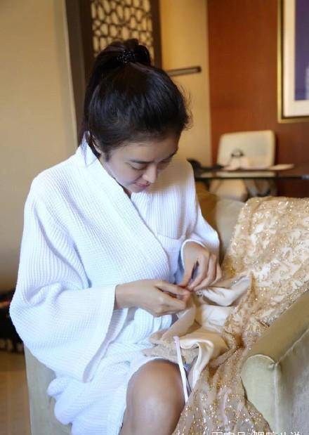 秦岚又给自己缝领口了,针脚太可爱,不愧能拍出最保守《男人装》