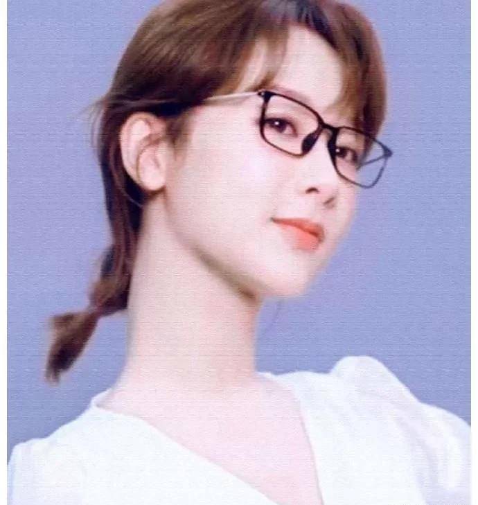 中杨紫的父亲站在杨紫的右手,手背在后面,面对镜头,整个人都很年轻,一