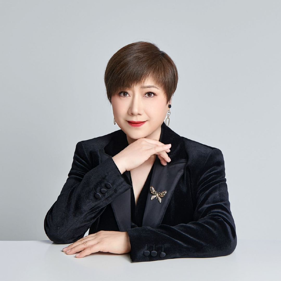 这年6月,郑国凤被正式调入杭州越剧院,重新成为一名编制内的演员.