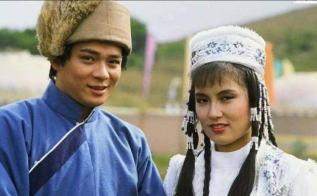 片场间隙合影.左起依次为温兆伦,周海媚,邵美琪和黎明.