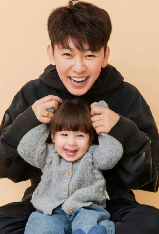 在后来的一档综艺中姜妍开玩笑的跟戚薇打电话表白,当问到戚薇愿不愿