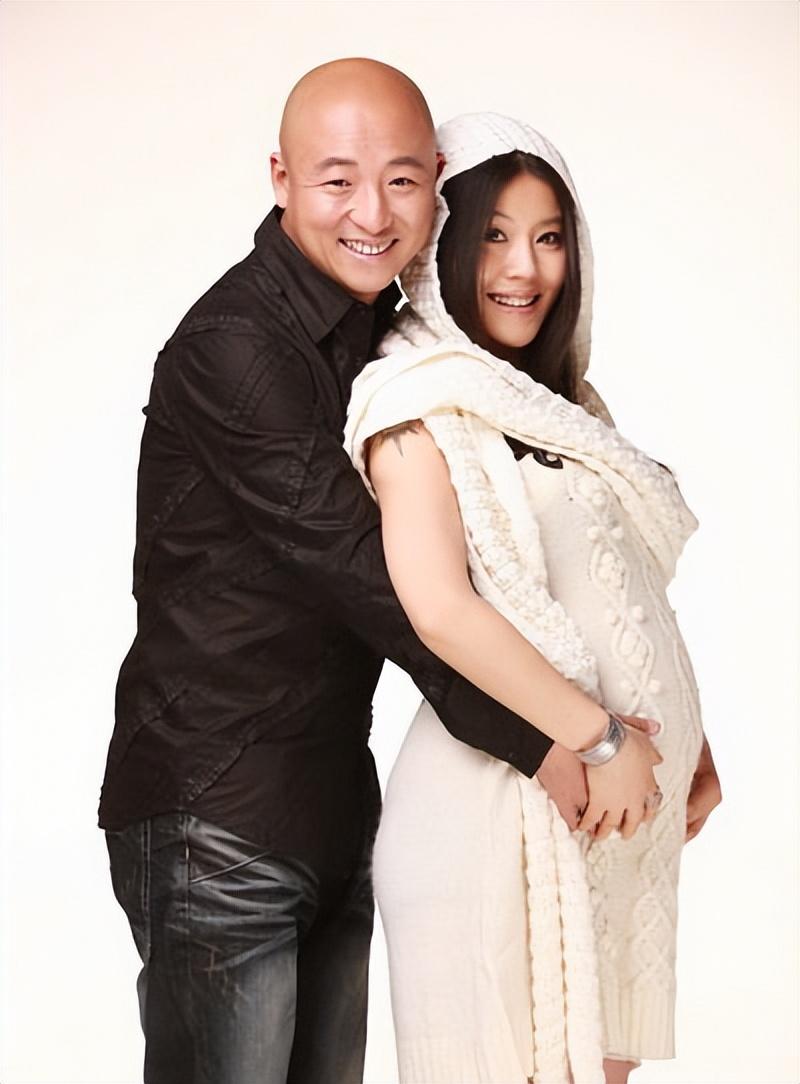 看看窦唯,老狼的现状,才发现周晓鸥已经走上了另一条"大道"