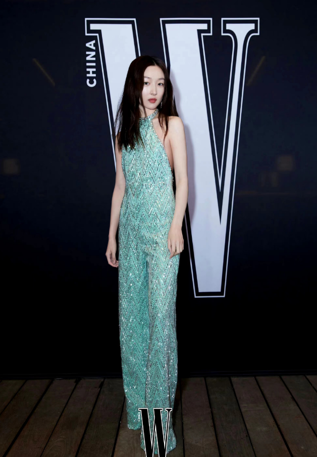 周冬雨不拘小节!身材太平衣服往下掉直接当众调整,意外露出纹身