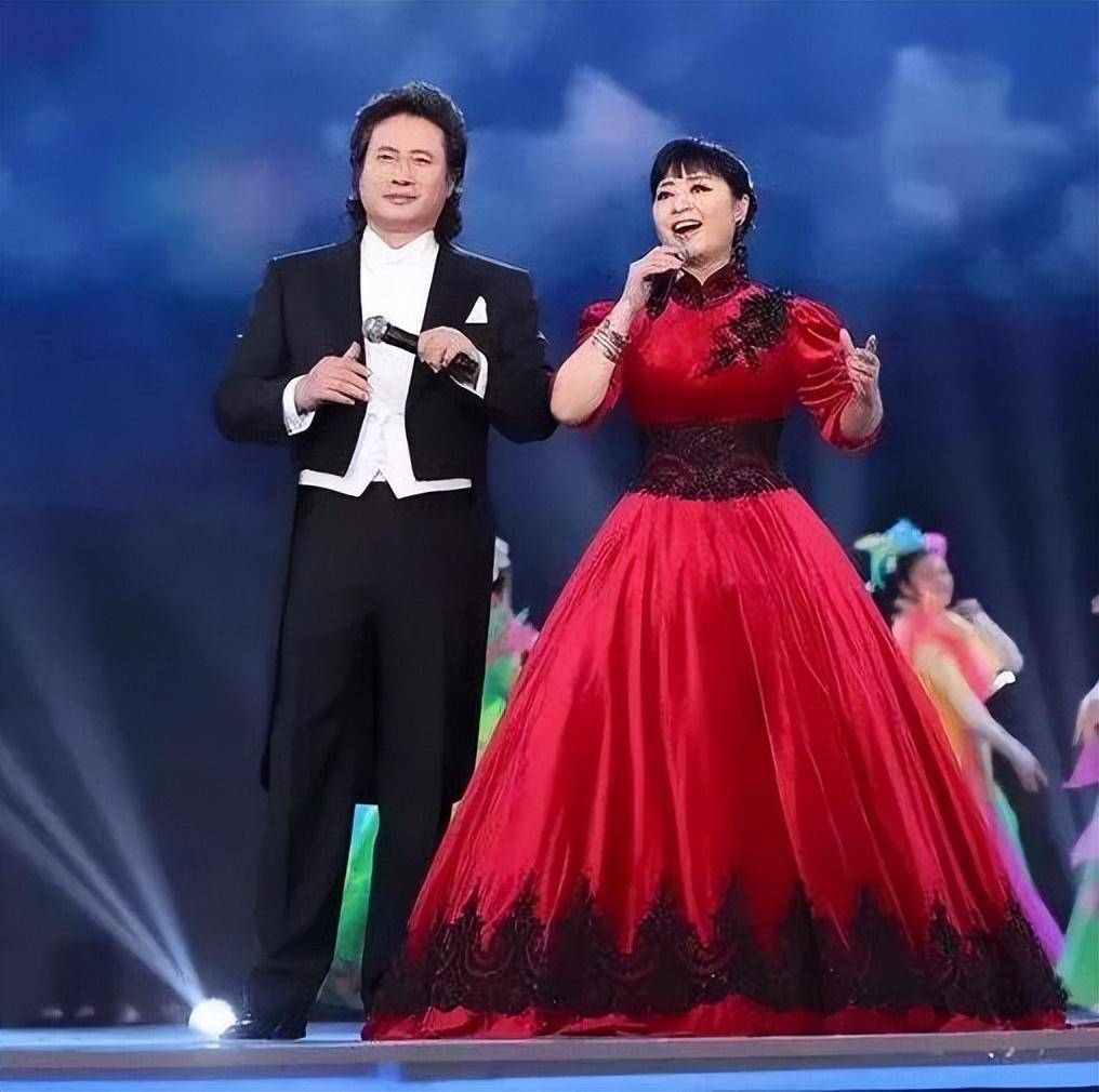 (殷秀梅与戴玉强同台演唱)殷秀梅是一位深受老百姓喜爱的歌手.