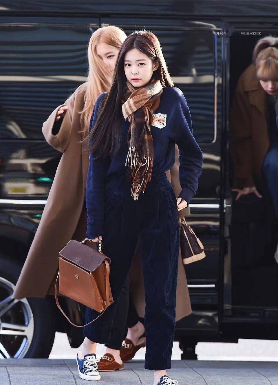 廓形外套是春天大多数女生的最爱,搭配牛仔裤,街头感十足.