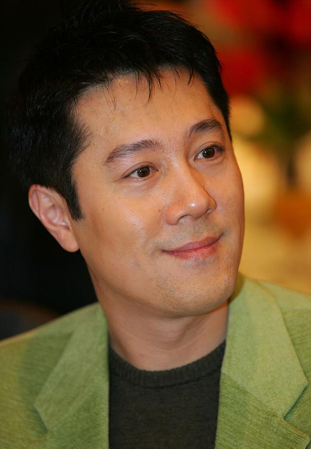 55岁蔡国庆官宣喜讯:这辈子最幸运的事,就是路上捡来一个老婆