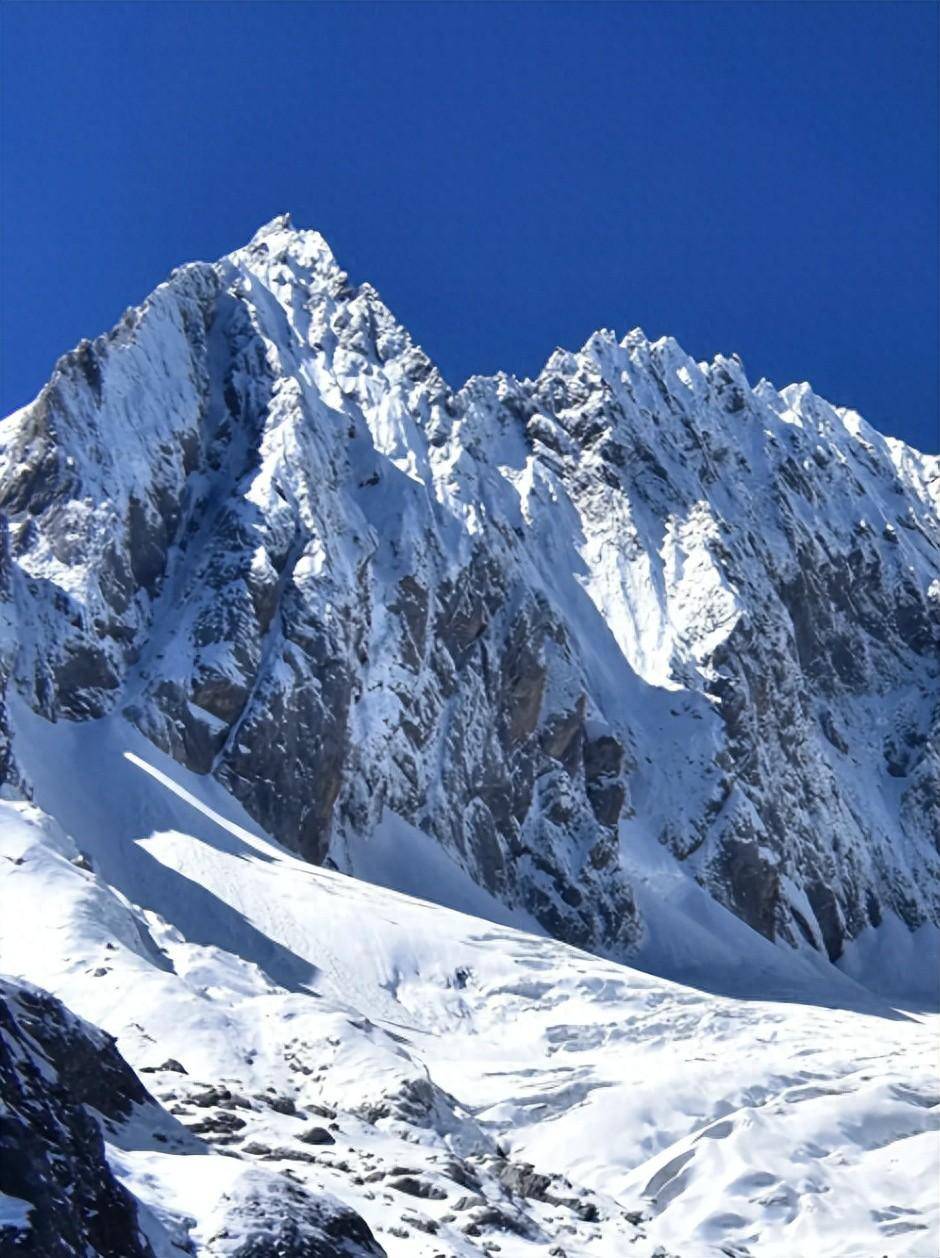 珠峰早被登顶,为什么玉龙雪山比其低3000多米,却至今无人登顶?