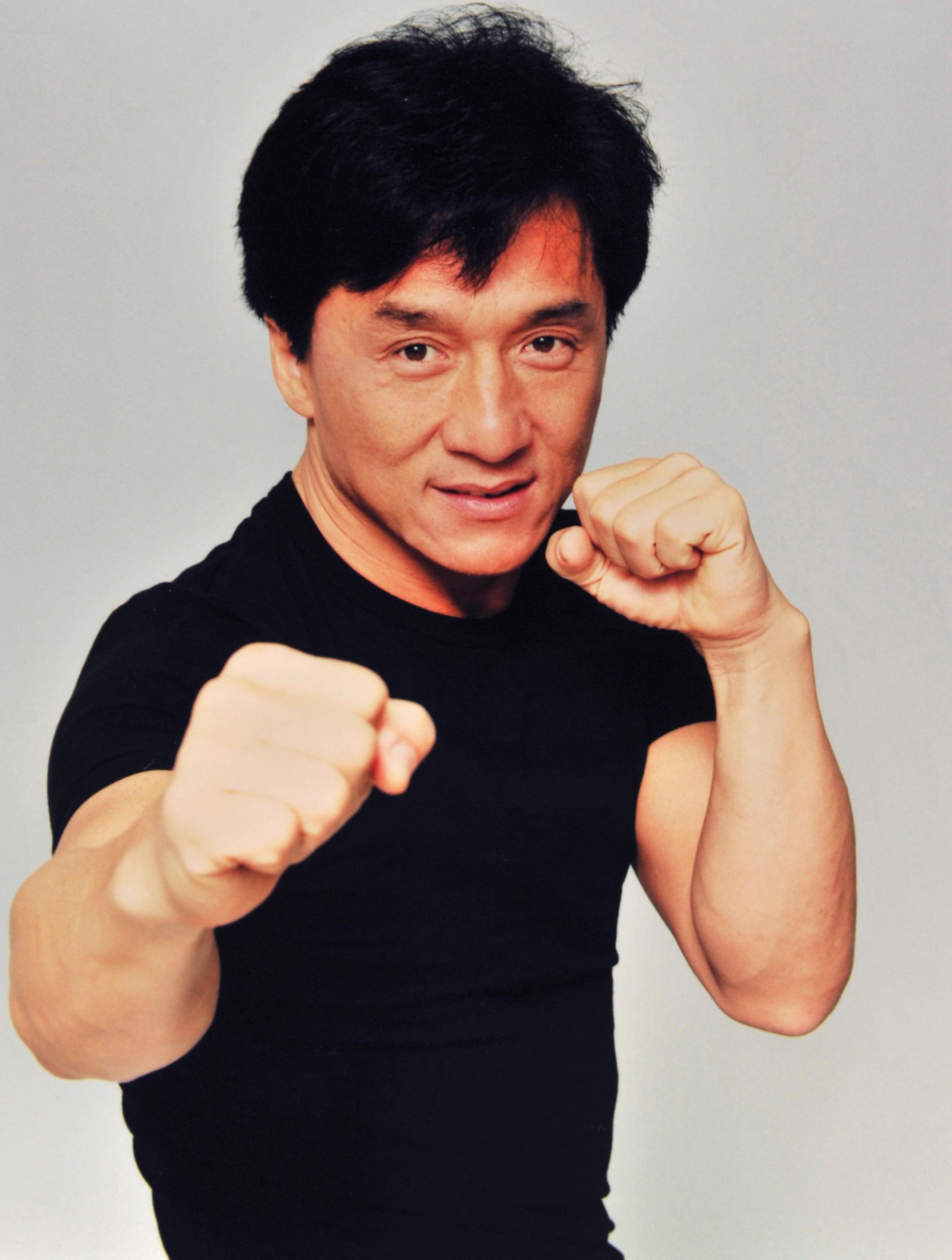 70岁成龙近照曝光参加活动头发花白尽显老态网友评论令人泪目