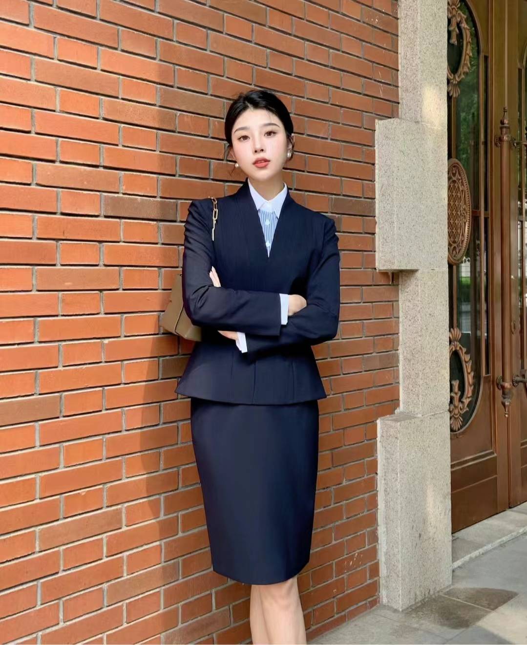 年长女人在正式场合的着装需要注重发型,裙长和鞋子的选择,同时也要