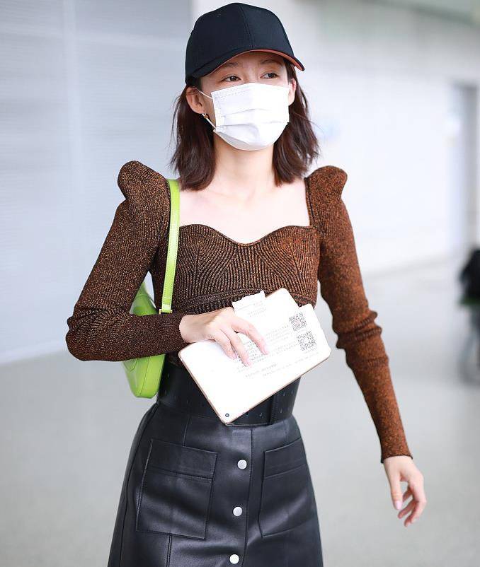 看到下面的李沁,更是印象深刻.李沁身穿黑色皮裙.