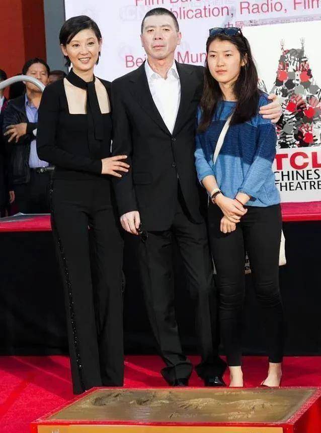 姜武女儿开画展有排面,姜文姜武罕同框,冯小刚病情扩散白到发光