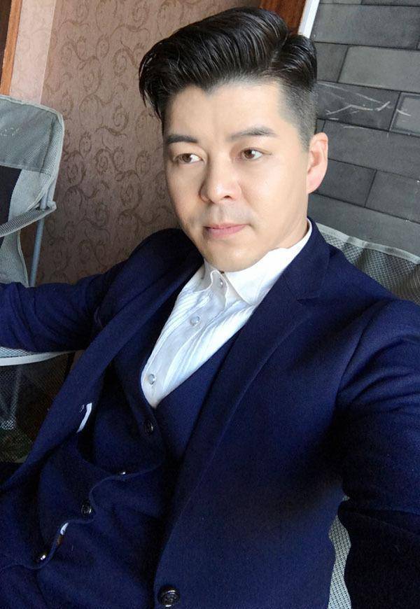 第一次看到刘小光这张照片时,非常惊叹,四哥居然也有这么酷的时候