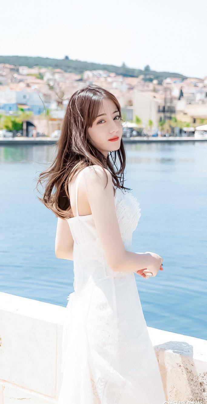 迪丽热巴"初恋裙"照流出,气质清纯可人,身材凹凸有致,让人看不够