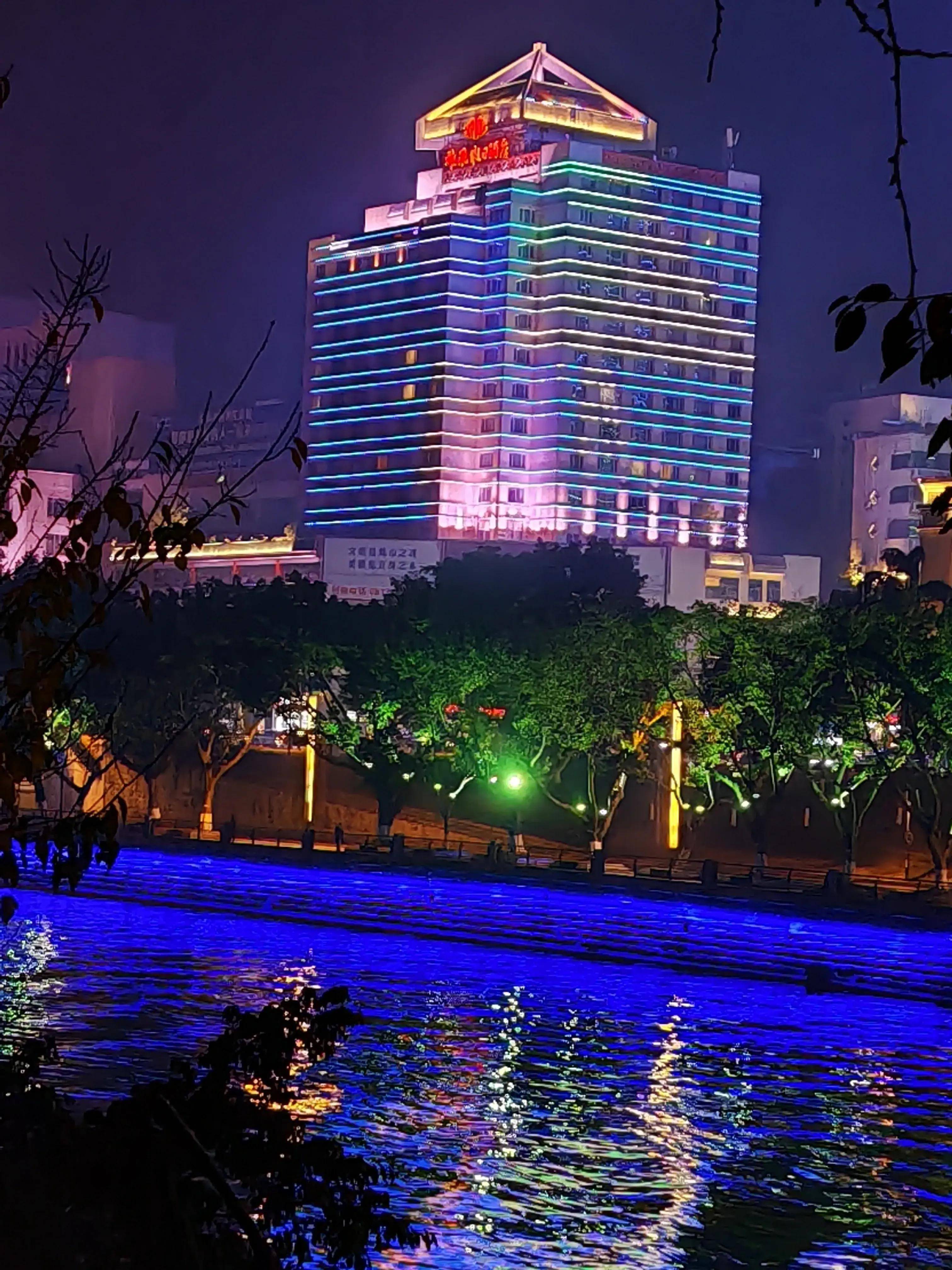 自贡釜溪河的灯光秀