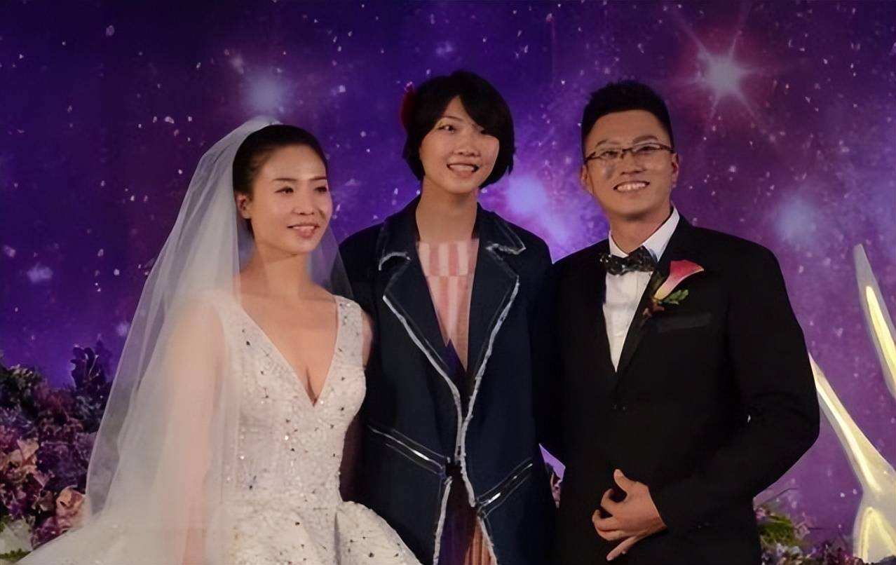 在婚礼现场郎平潸然泪下,中国女排所有成员都像一家人一样相处,魏秋月