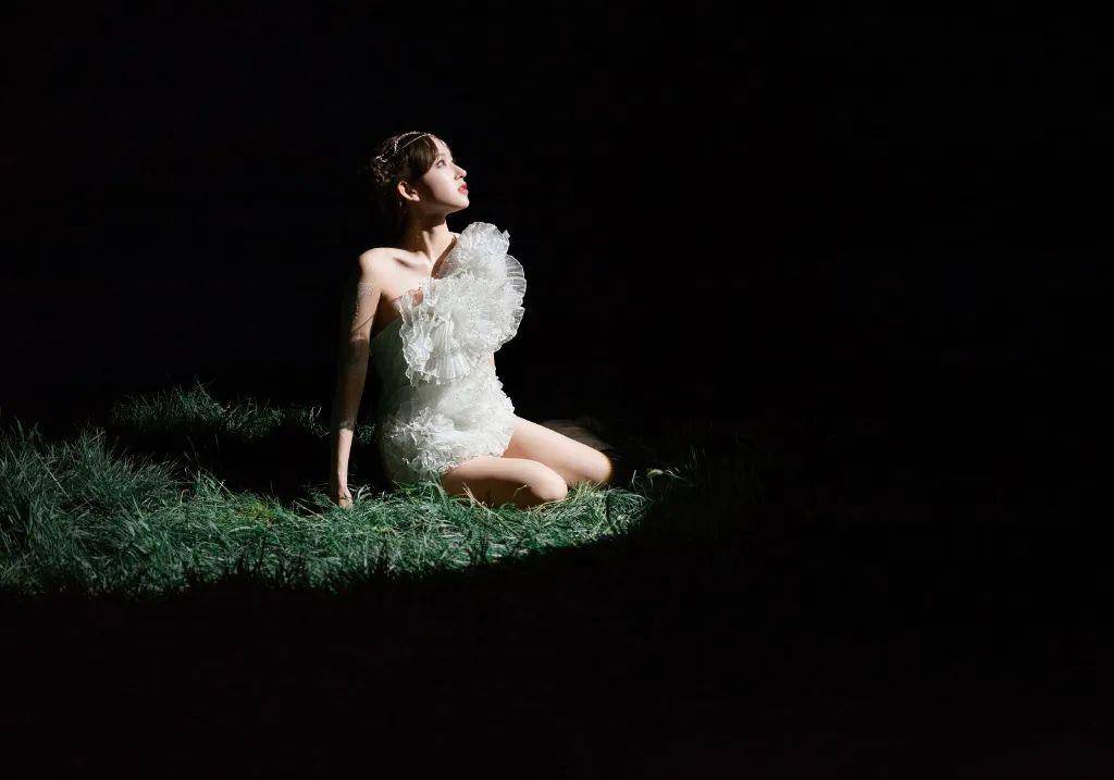 程潇在社交媒体上分享泳装照,曲线美堪称世界芭比