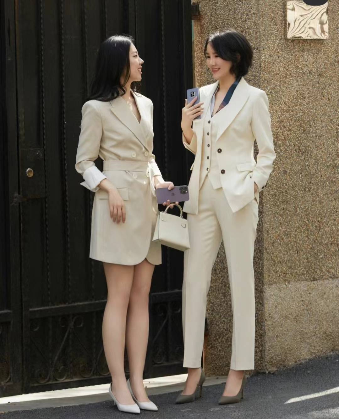 年长女人在正式场合的着装需要注重发型,裙长和鞋子的选择,同时也要