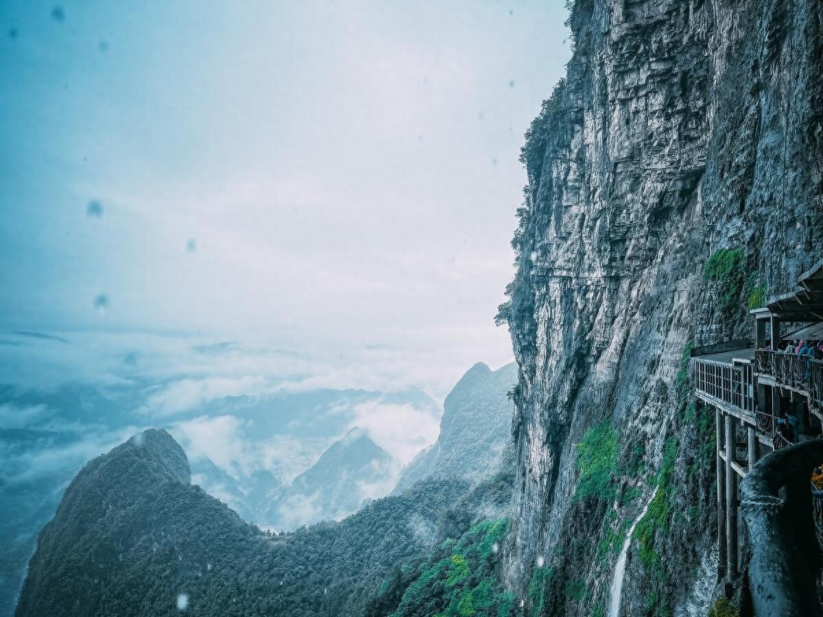 之上。还有天门山最险峻的栈道，低头看脚下的万丈深渊，绝对惊心动魄。