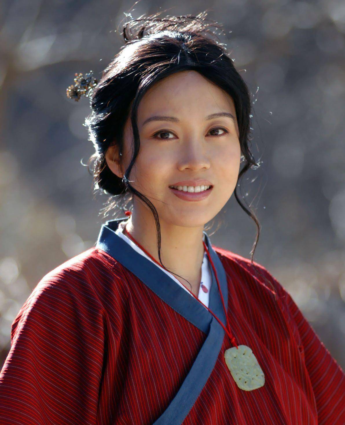 剧中的闫妮,一口地道的河南话,身材婀娜多姿,将俏寡妇的形象演绎的