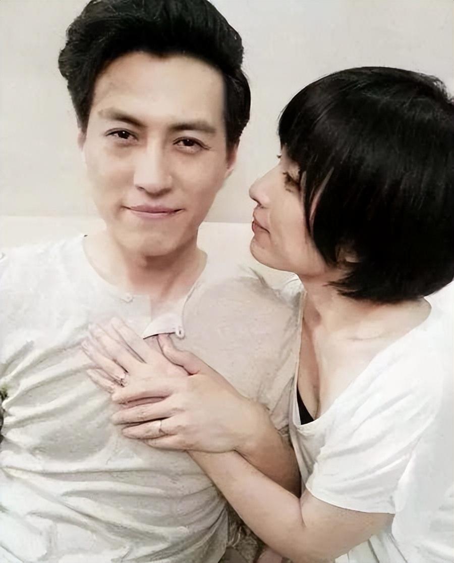 靳东一家四口近照曝光!8岁儿子比他还帅,45岁妻子却老态明显