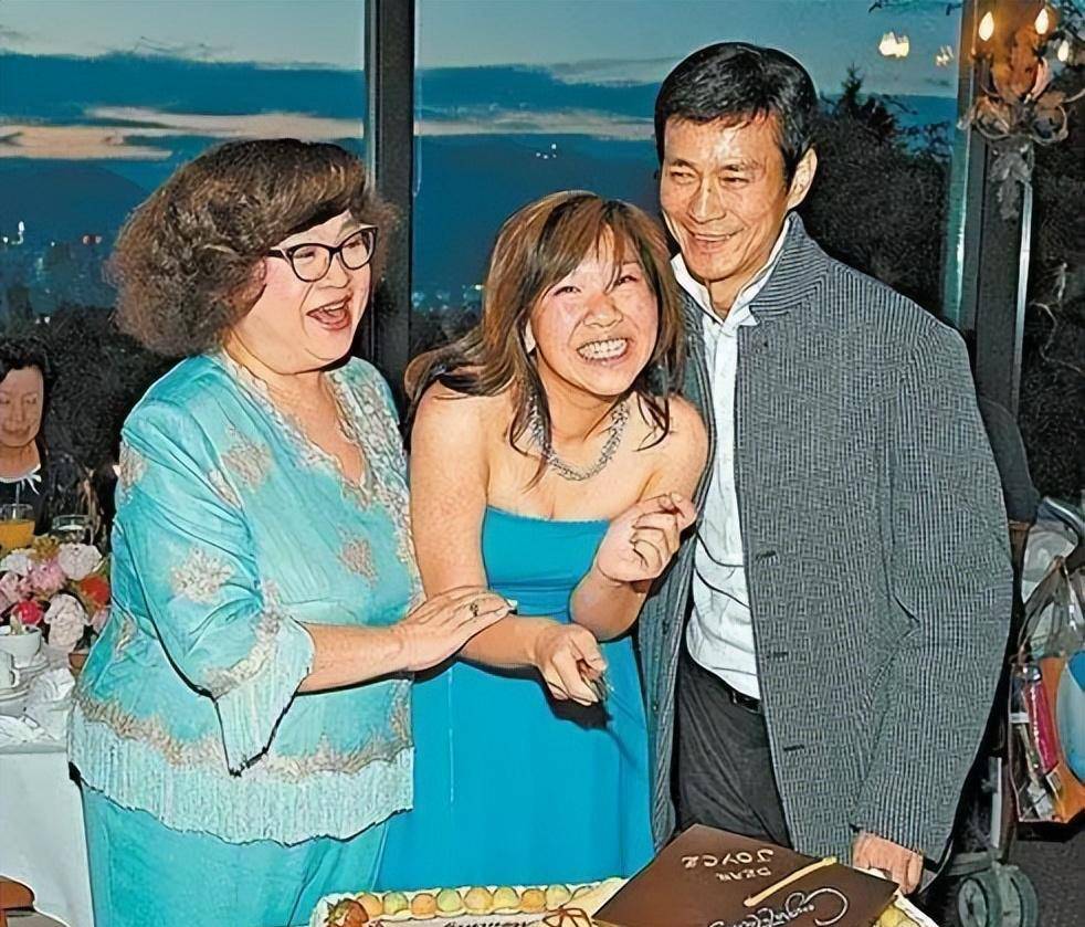 但郑欣宜一下子难以适应,有时候记者给他们父女拍照,她都着急的想躲开