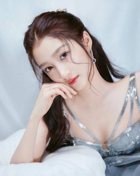 关晓彤真人长这样?当看到央视"照妖镜"中的她,难怪鹿晗稀罕