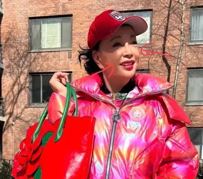 72岁刘晓庆晒近照:脸部肿了,画红唇穿红衣抢镜,被嘲像农村大妈