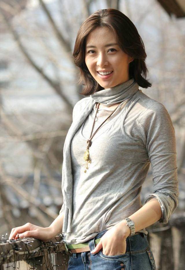 孙艺珍婚后首晒夫妻合照,深情地看着玄彬,与宋允儿夫妇开心畅聊