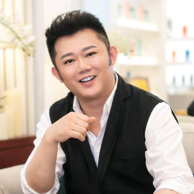 三十分钟后,化妆师李东田推门进来,看到她,眼睛