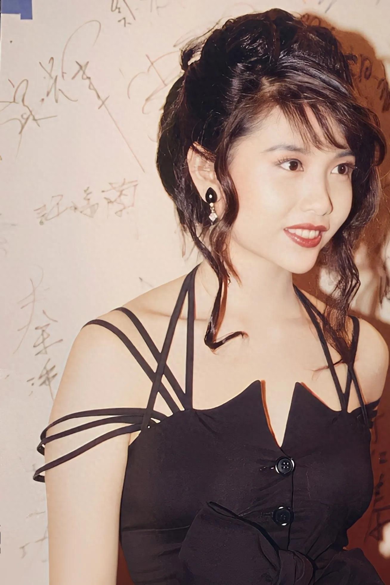 看清邱淑贞的女儿沈月,才明白她妈当年离开王晶,是多正确的选择