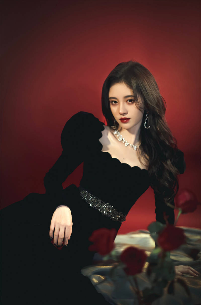 微博之夜鞠婧祎港风妆容,妩媚性感,更添俏皮光彩!