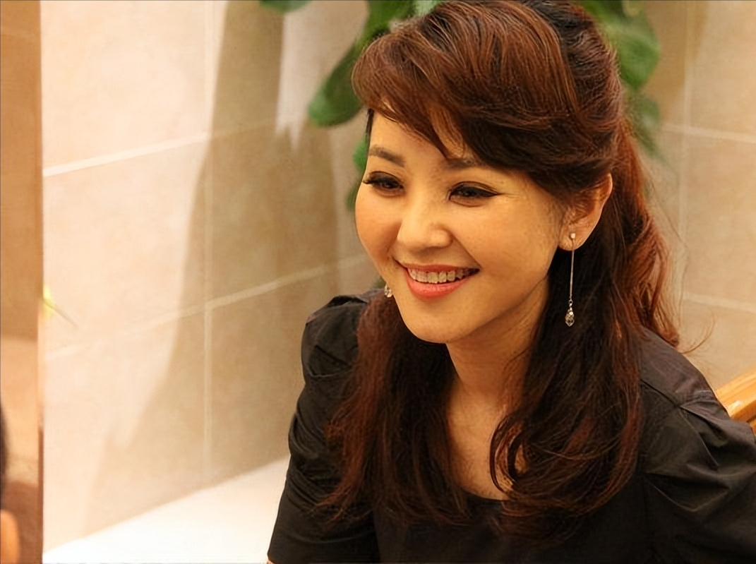 作为央视金牌主持人,又是"国家队"的主持人,方琼的履历,足以让无数人