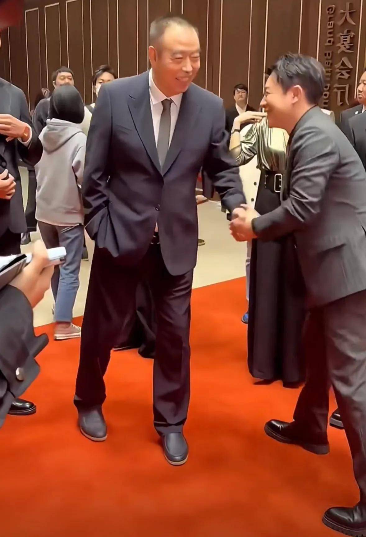 北影节红毯太现实:章子怡主动晒与吴京合影,陈凯歌拉拢张颂文