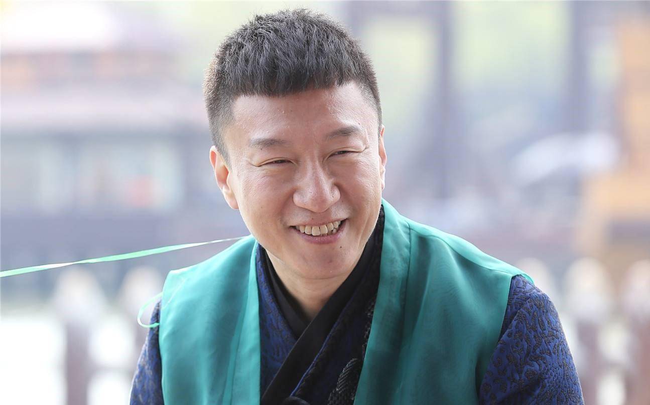 单纯从利益来上来看,孙红雷接这部剧是百利无一害的,首先这部剧的题材