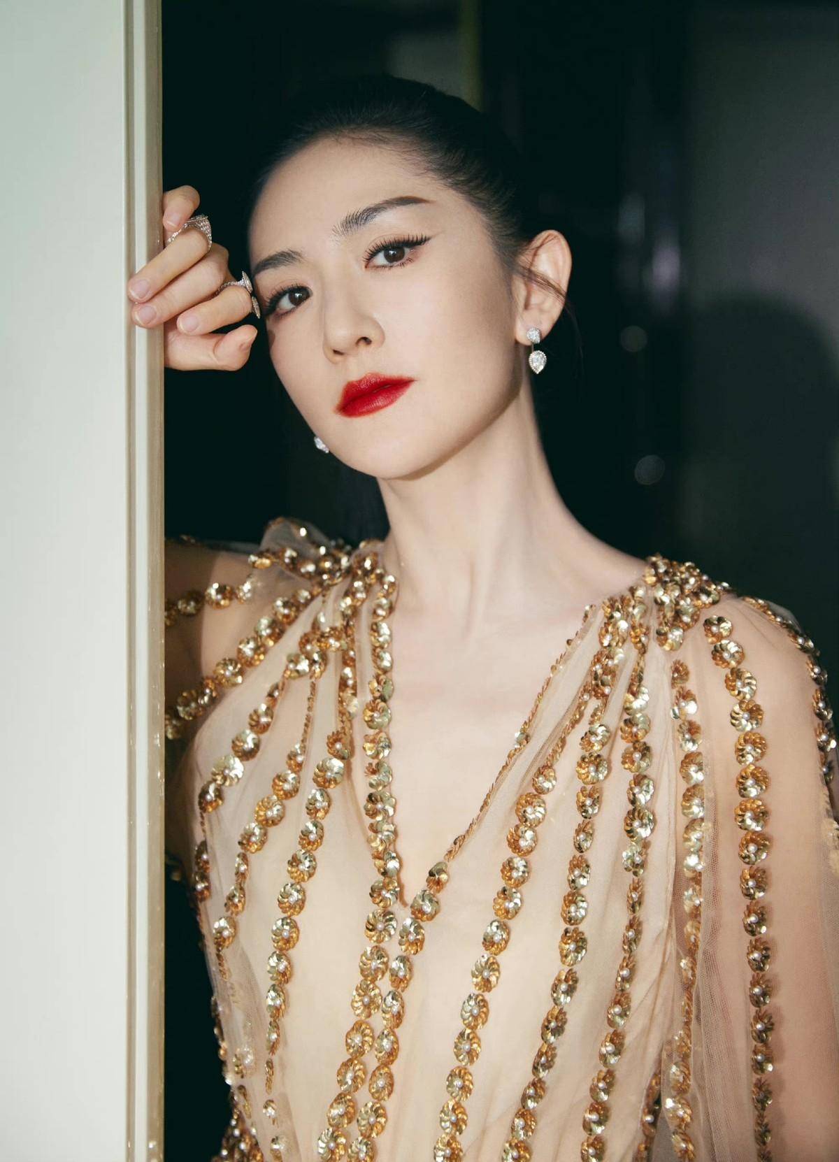 国内娱乐女星最新红毯!谢娜美女孙俪翻身,佟丽娅黑裙好高级