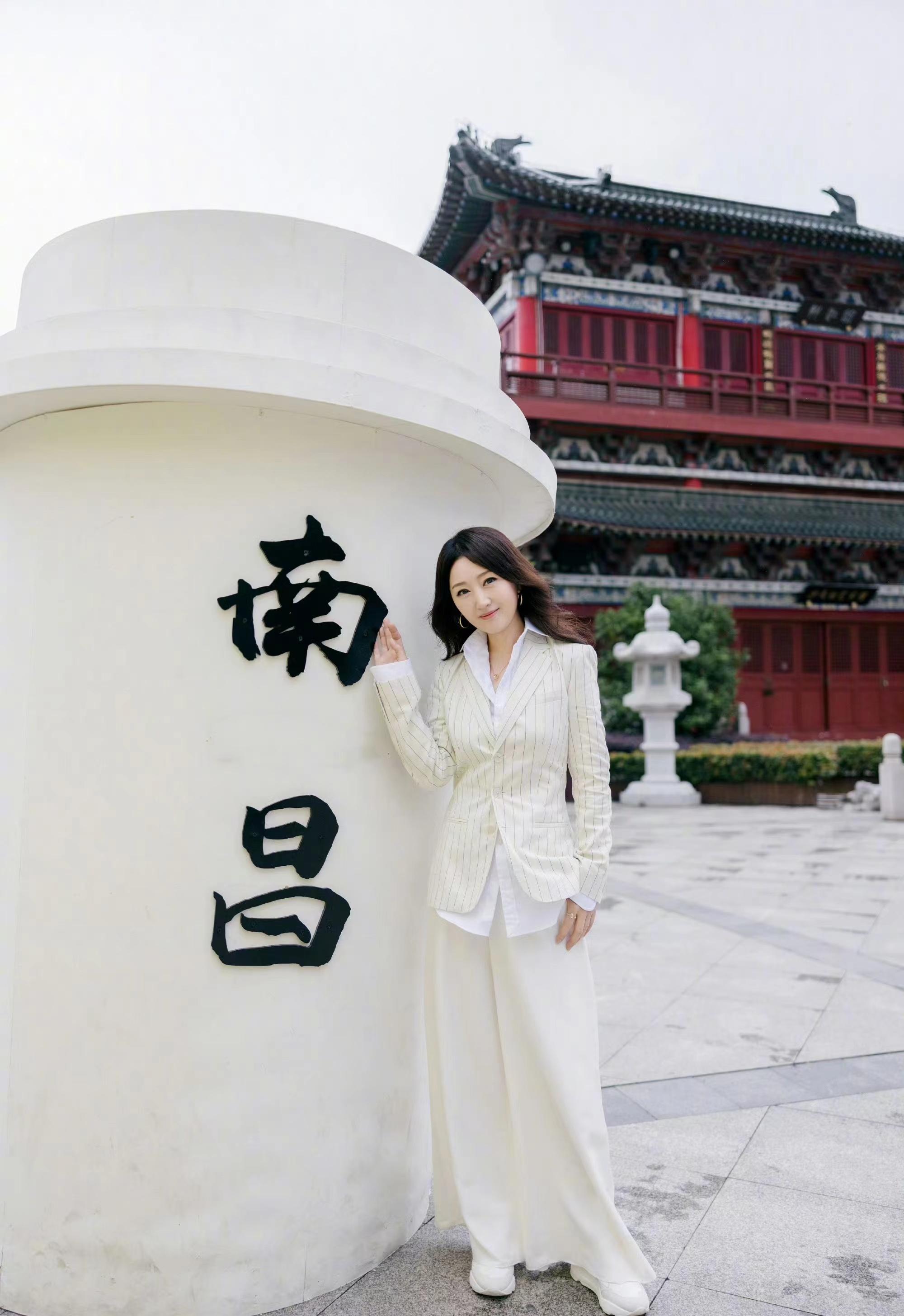 53岁杨钰莹晒美照,条纹西装搭配阔腿裤,时尚减龄又显气质!