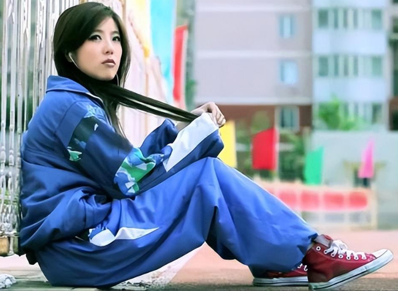 那段时间,模仿赵奕欢穿大一码校服,将手藏在校服袖子,浓密的全包眼线