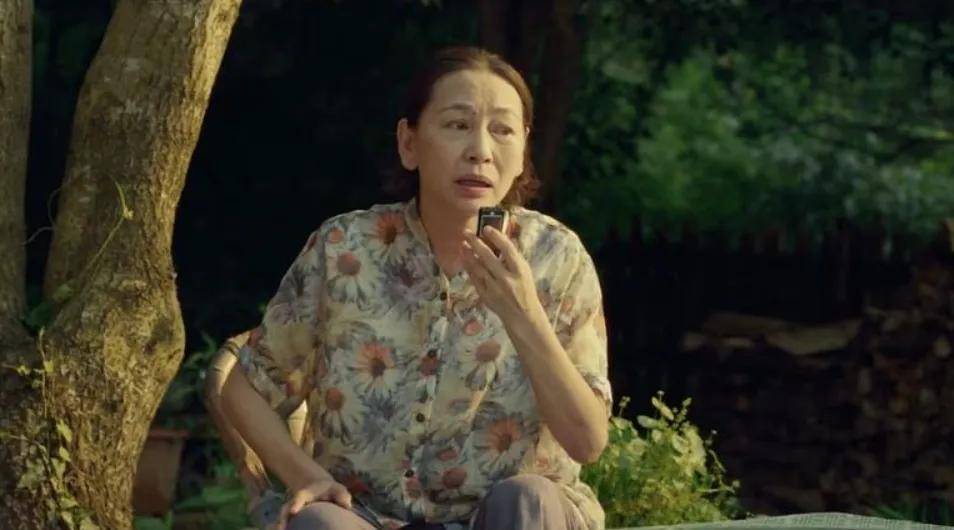 《云边有个小卖部》:当扎根大城市的梦想破碎,要不要回到故乡?