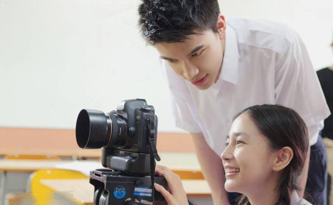 据杨颖透露,比自己小7岁的杨帆性格很是内向,这次是因为她拿游戏机