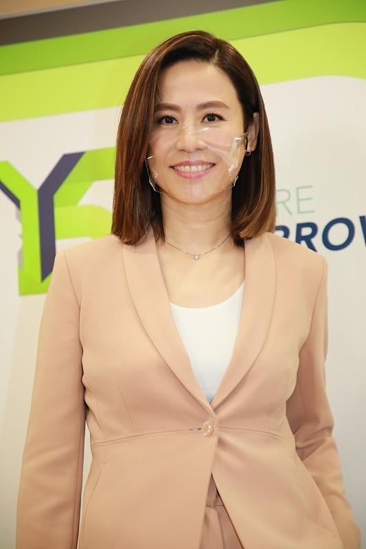 50多岁依旧未婚的宣萱看起来挺幸福,一身同色系搭配,简约又大气