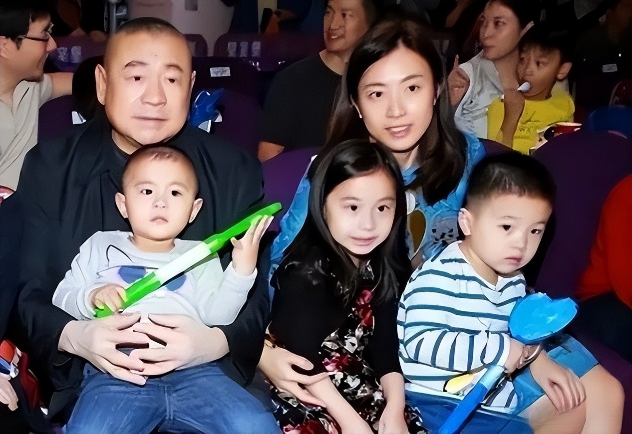 甘比:隐忍15年成刘銮雄最后一个女人,两个女儿天庭饱满一脸福相