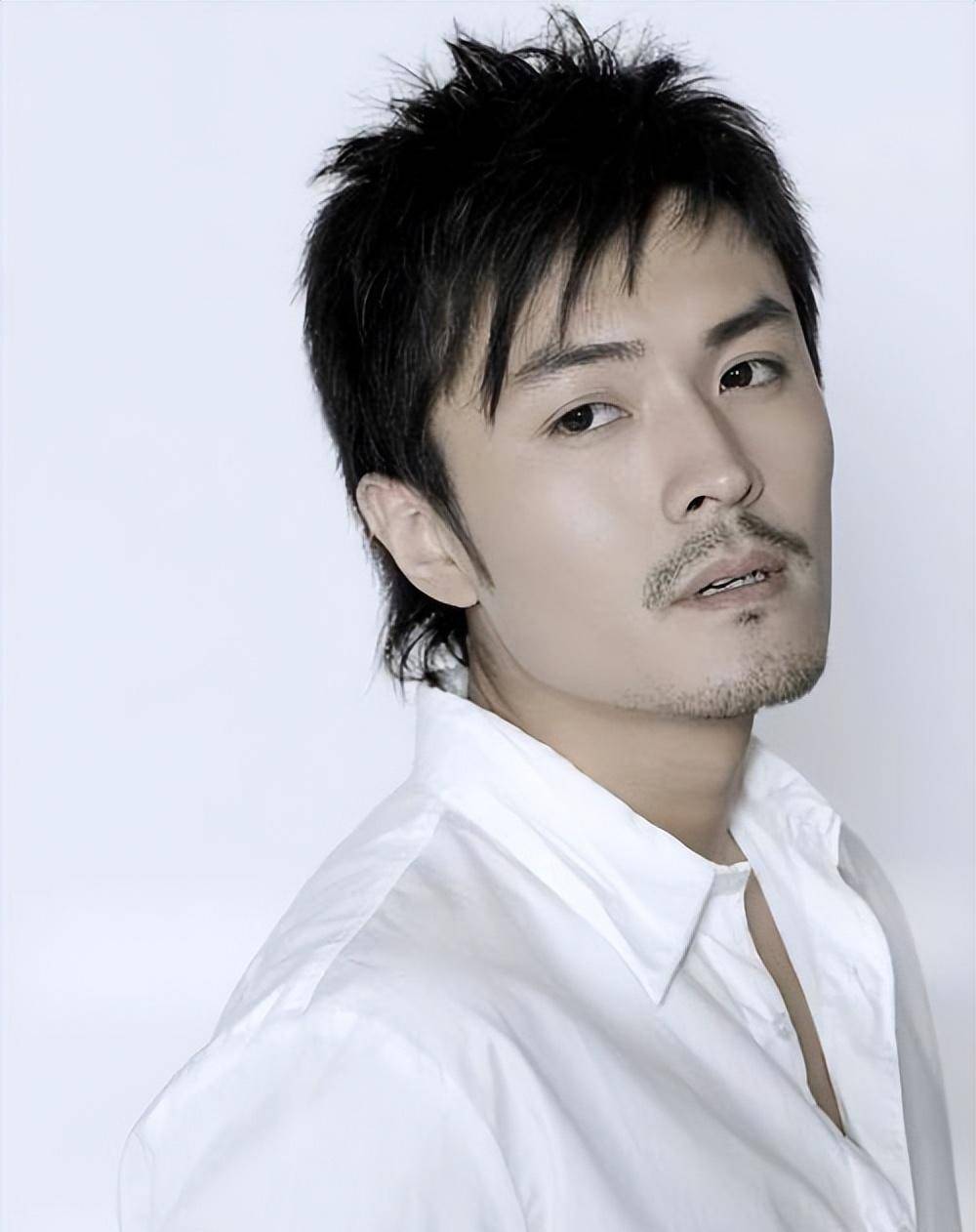 于小伟:和高圆圆恋爱,出道23年不火,娶平凡妻子也幸福