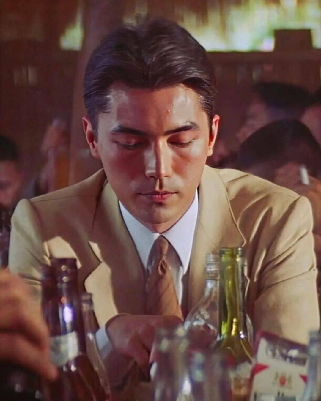 尊龙明眸皓齿,英俊儒雅,目光凌厉又带着几分柔情,但没人会想到他的前