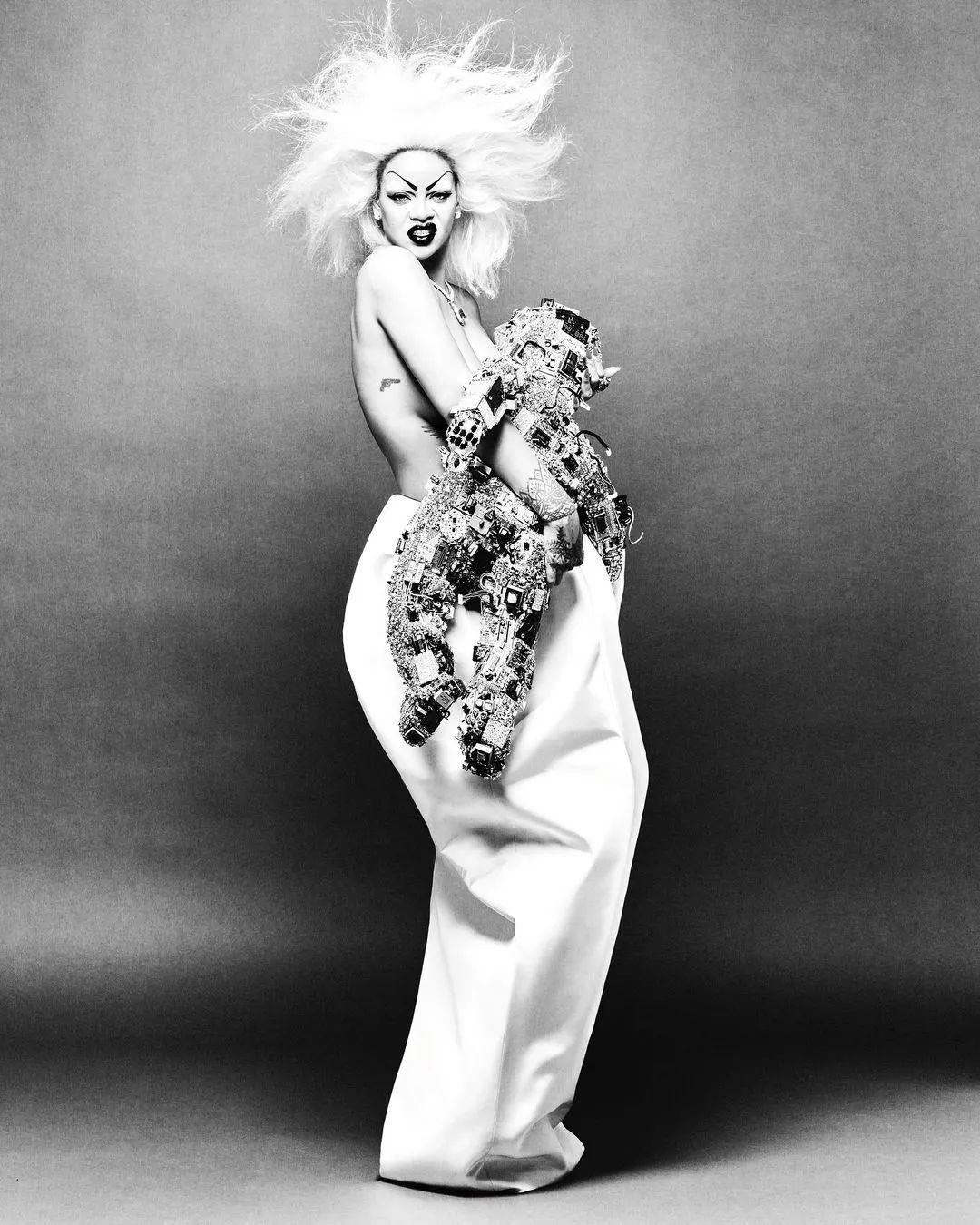 怪美的,蕾哈娜rihanna新封面写真,大胆前卫