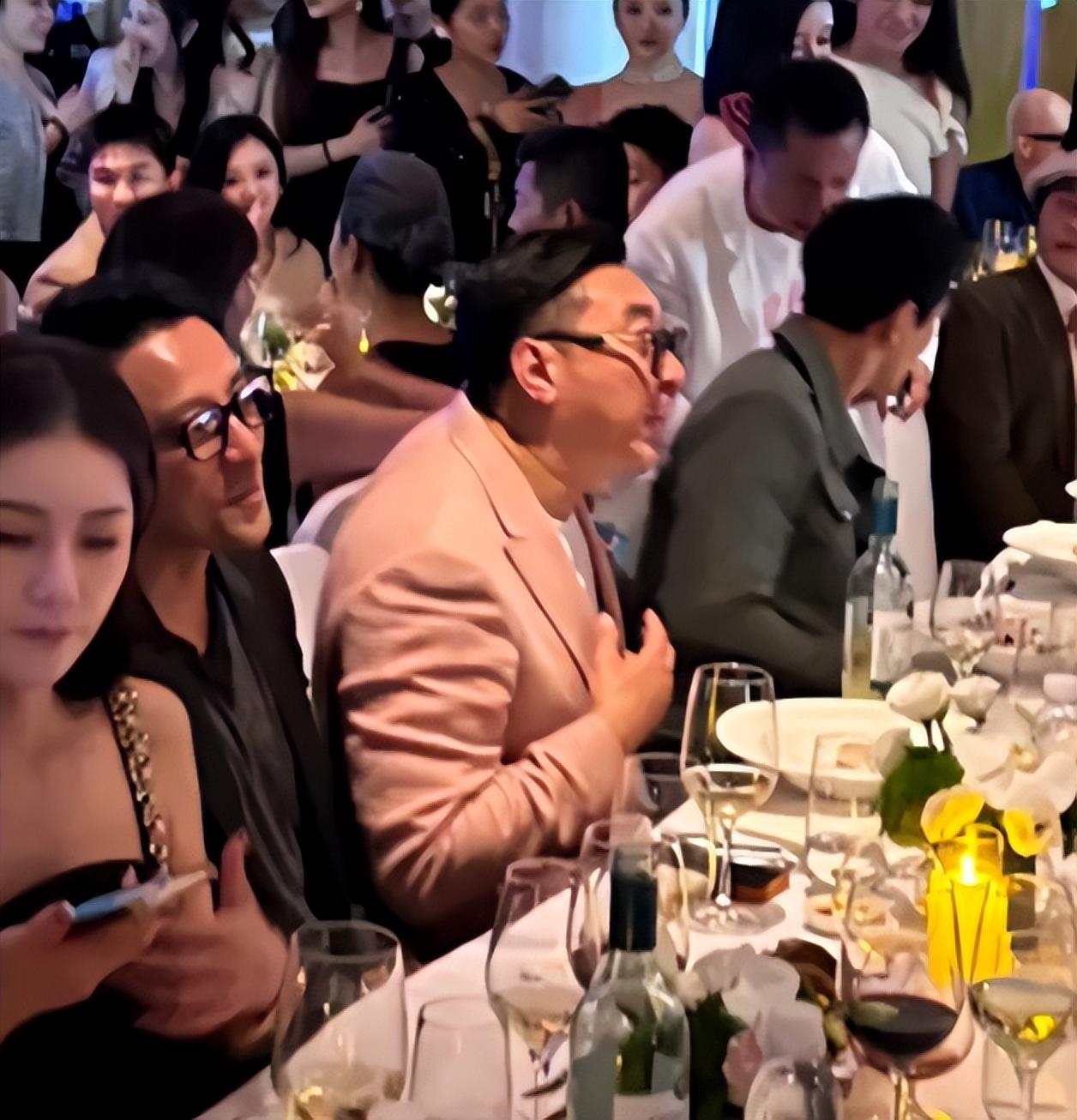 的前夫赵磊,他作为华谊的总经理自然是要出席自家公司承办的晚宴