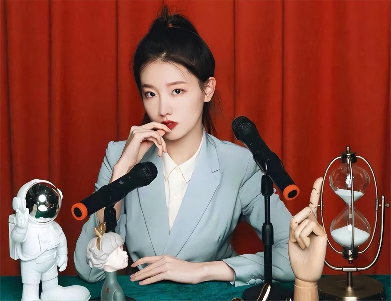 在她接手直播间的4月份,有细心的网友发现,孟羽童