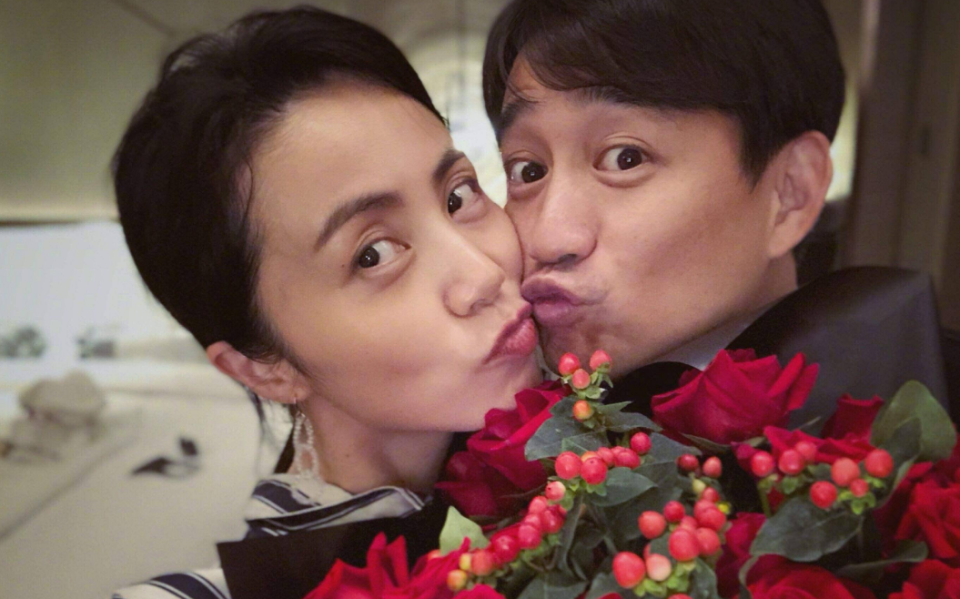 黄磊女儿多多盛装出席班级舞会,浓妆艳抹不像本人,小细腰太抢镜