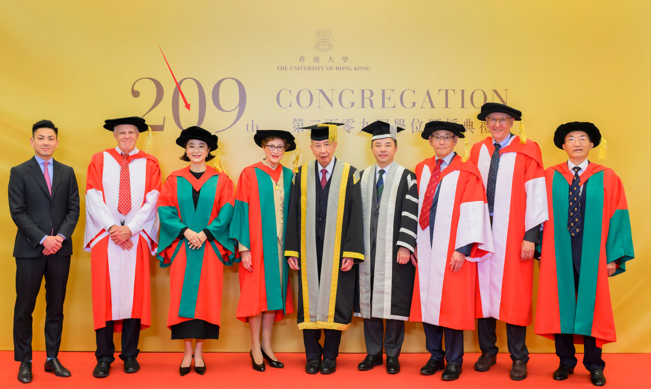 林青霞获港大名誉博士学位,弯腰戴帽显谦卑,杨振宁疑病危未露面