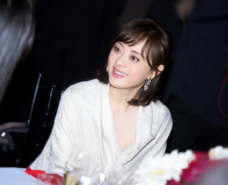 孙俪长发造型现身活动,丝柔长发配吊带裙,简直美回了颜值巅峰!