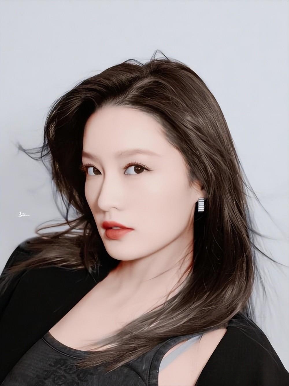 没想到,2023年8月刚开始,32岁李沁就以这样的方式,败光观众缘 没想到,2023年8月刚开始,32岁李沁就以这样的方式,败光观众缘